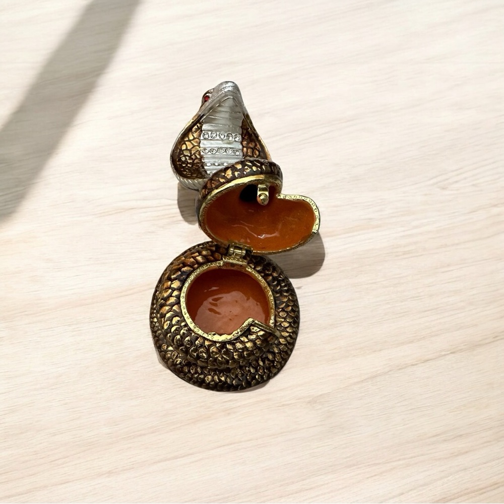 TCHOTCHKE- Elegant Gold and Silver Cobra Hinged Trinket holder-NIB - Picture 9 of 10